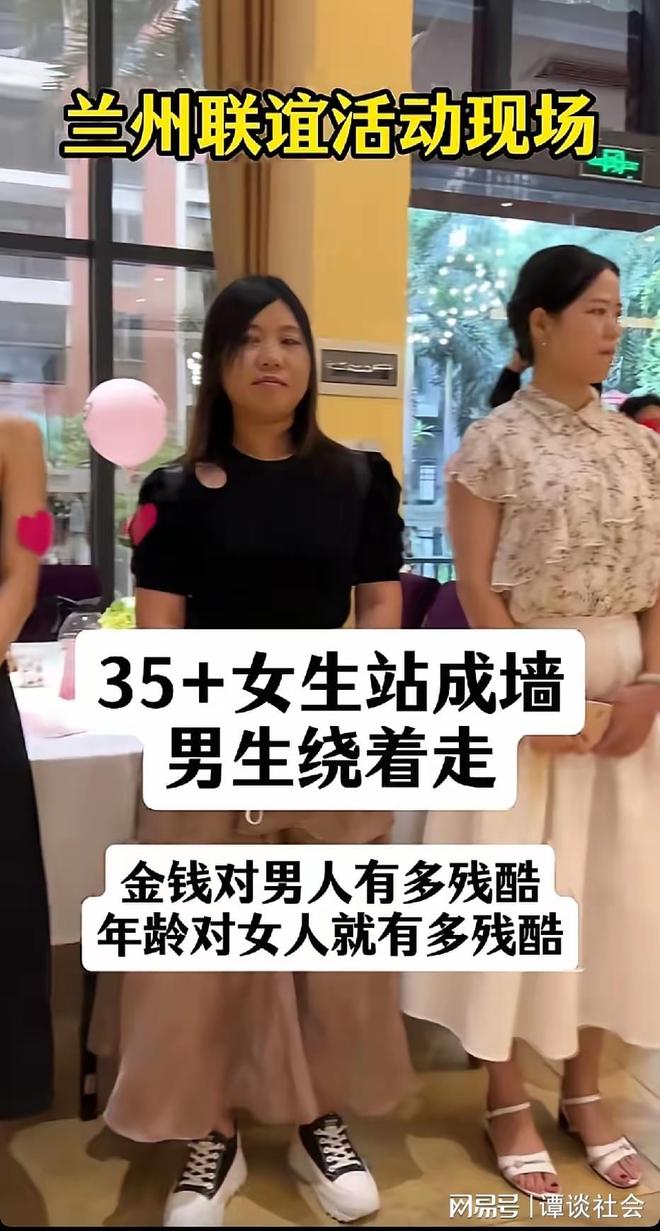 这跟不穿有什么区别?35岁女星直播穿搭引争议,大露背副乳险走光