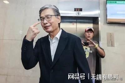这跟不穿有什么区别?35岁女星直播穿搭引争议,大露背副乳险走光